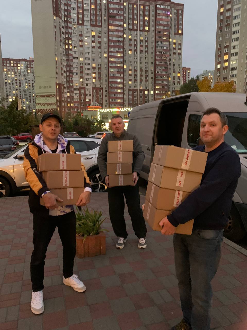 Guys_with_humanitarian_aid.jpg